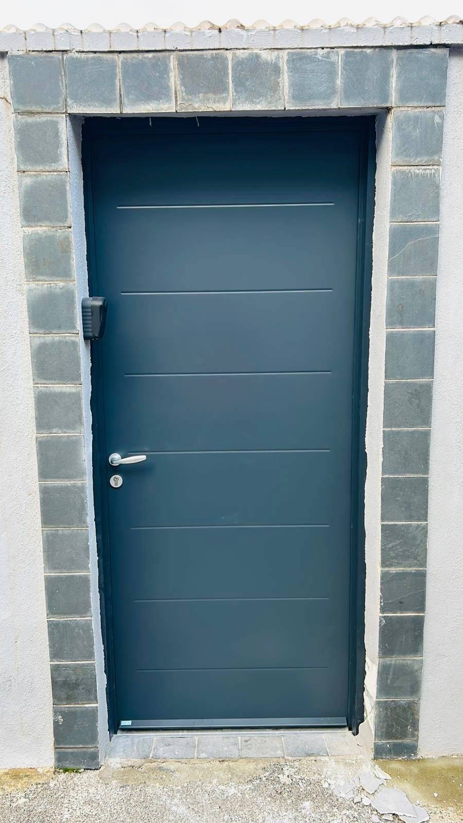 Installation d'une nouvelle porte blindée 