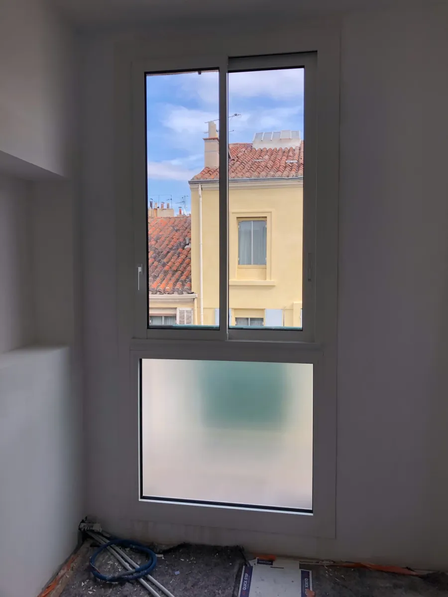 Pose d'une fenêtre coulissante en aluminium sur mesure à Marseille centre ville