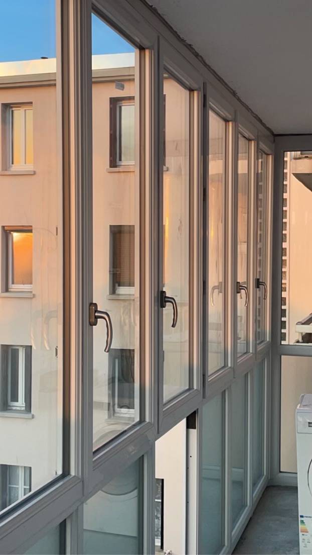 Pose d'une véranda/loggia pour la fermeture d'un balcon, dans le 8ème arrondissement de Marseille