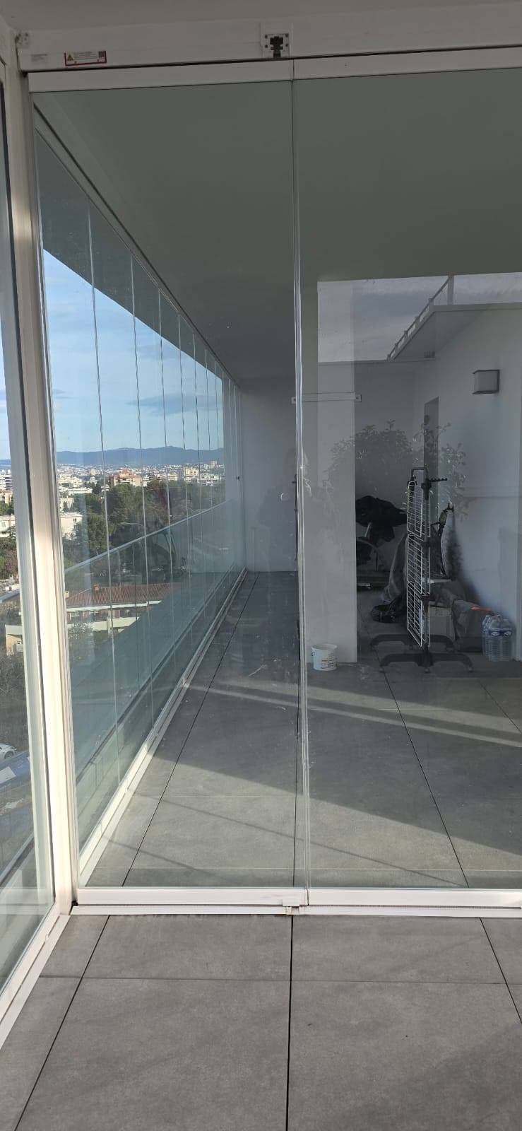 pose de rideau de verre coulissant et pivotant avec ouverture accordéon