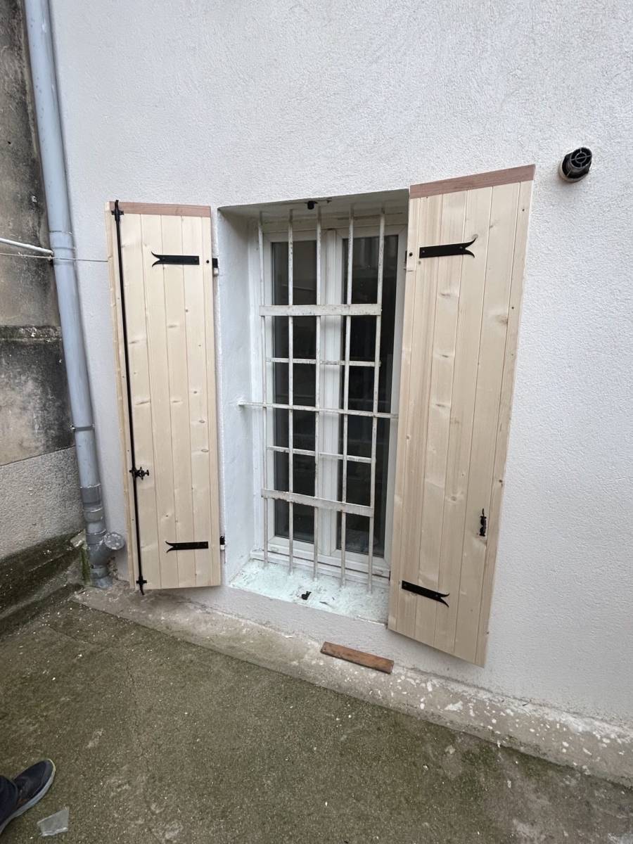 volet battant en pin à peindre