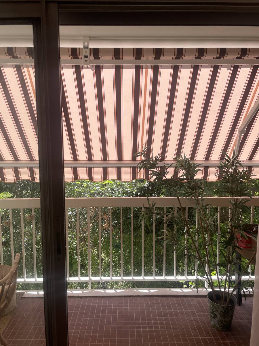 Un store à bras motorisé pour balcon à Marseille