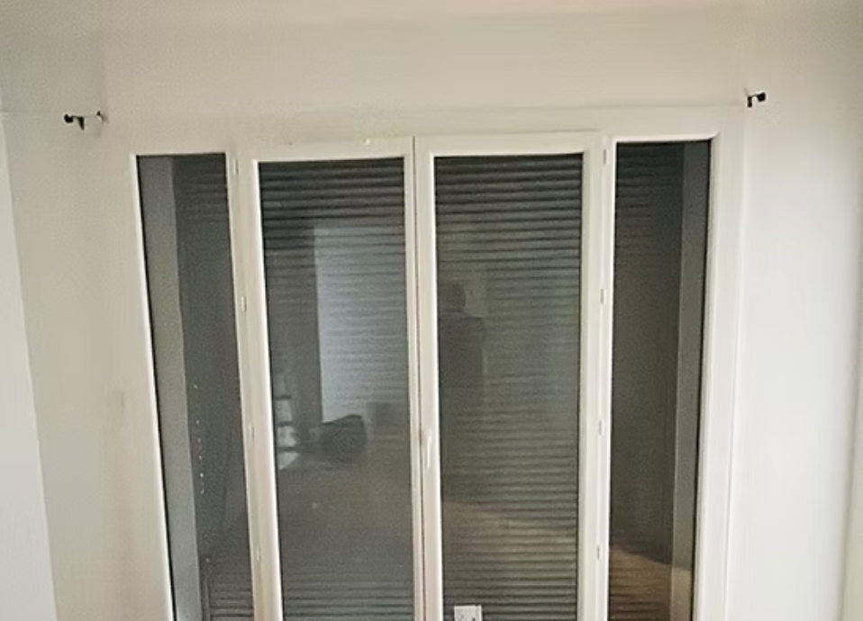 Nouvelle pose et installation de fenêtre à la française avec châssis fixe en pvc