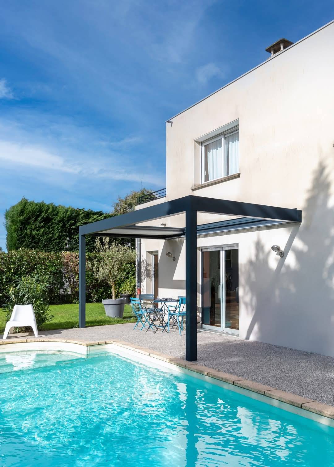 Un projet de tonnelle à toile rétractable sur mesure pour passer de bon moment cet été ?