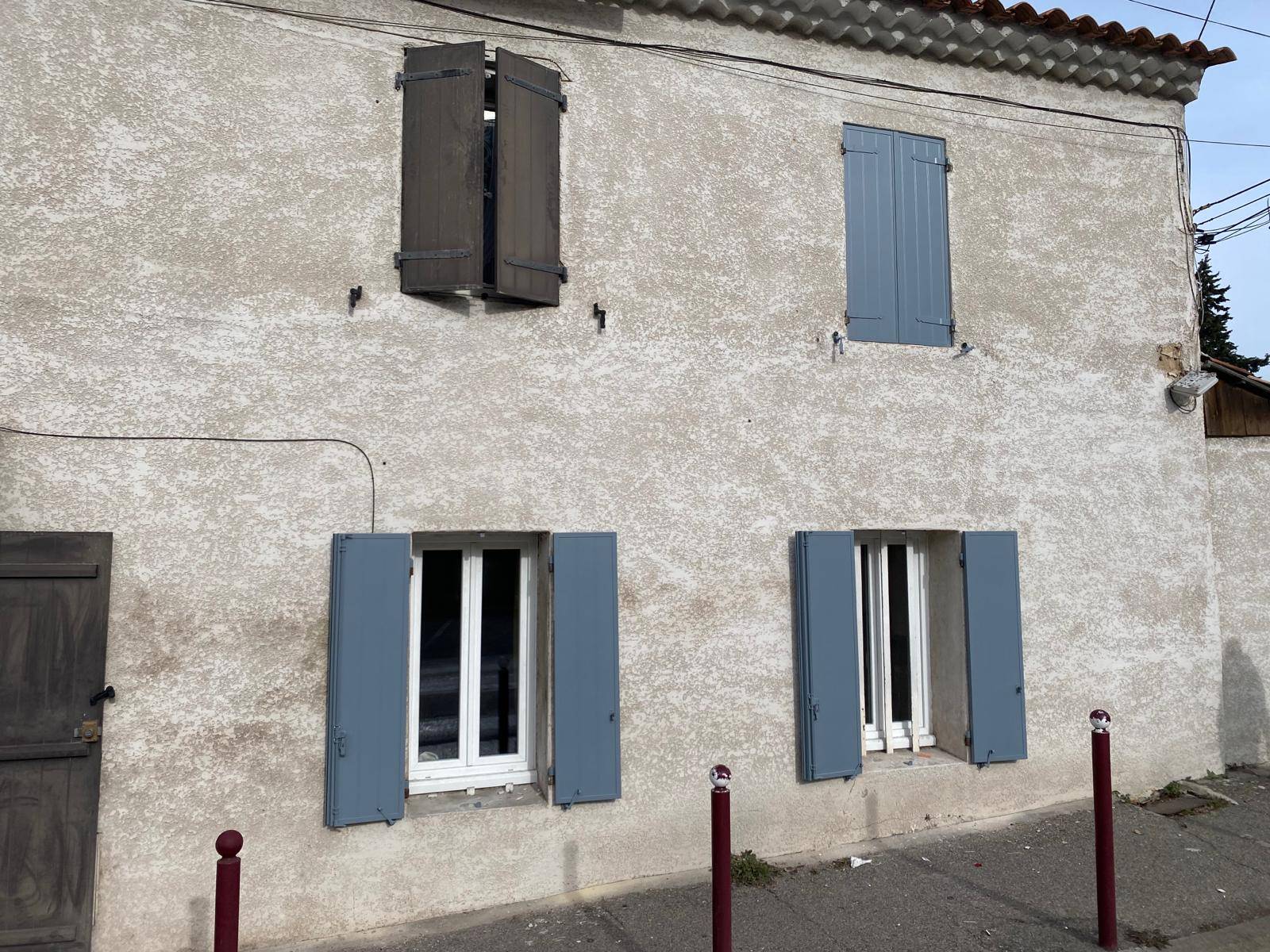 Nouvelle pose et installation de volets battants en aluminium de couleur gris !