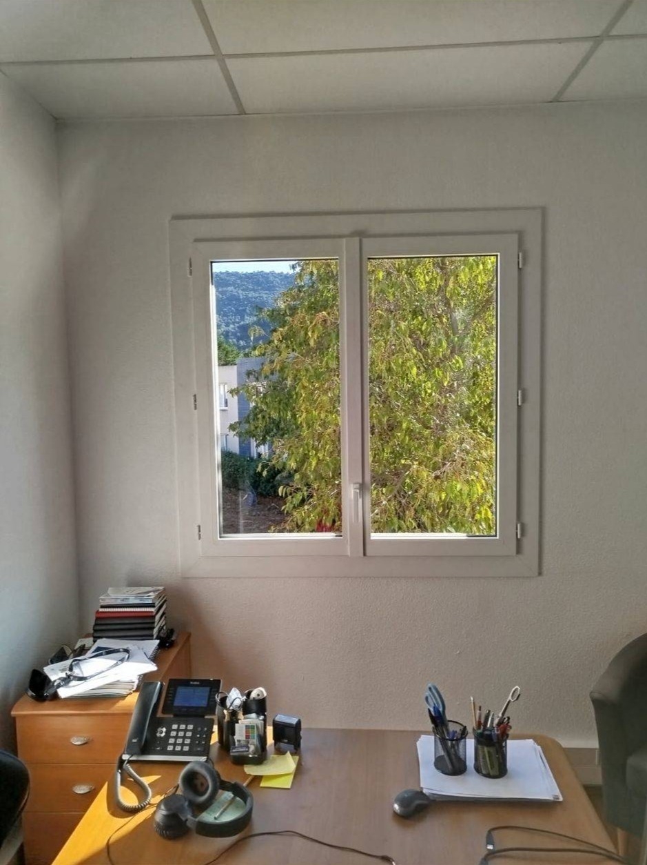 Installation de fenêtres pour une entreprise à Aubagne