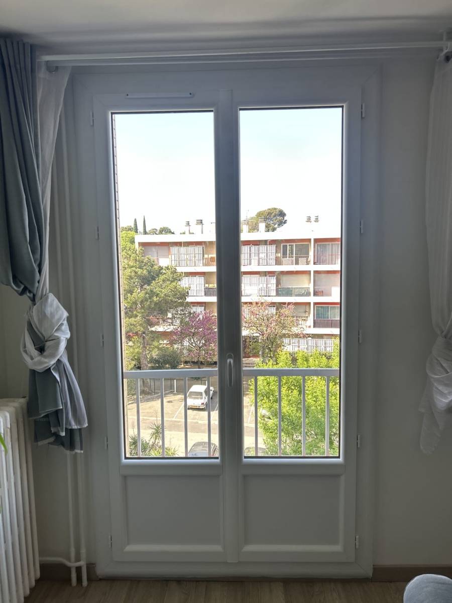 Fenêtre pvc bicolore blanc intérieur