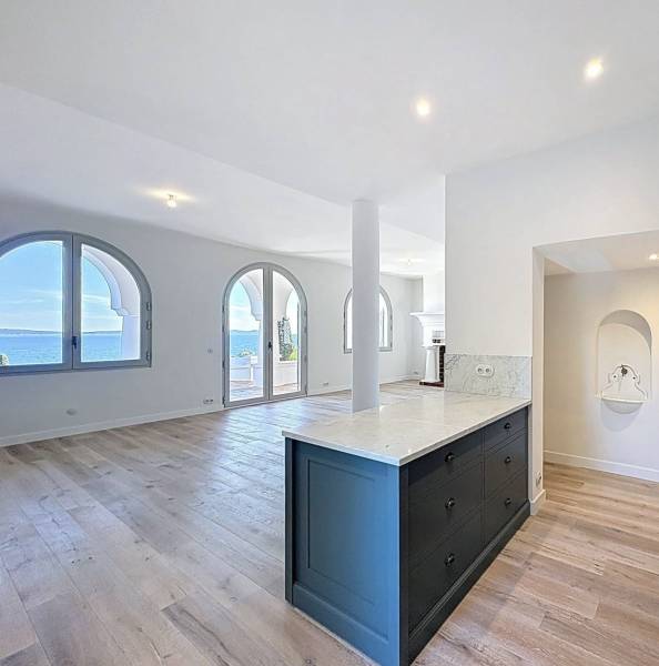 grandes fenêtres arrondies à Saint tropez