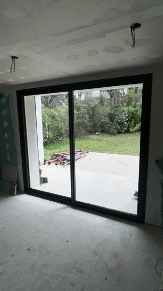 grande baie coulissante et un grand fixe