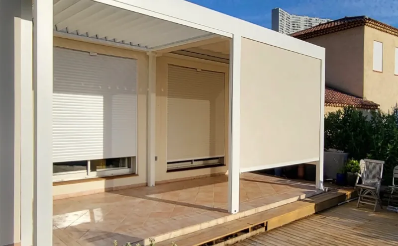 Installation d'une grande pergola bioclimatique blanche à Marseille