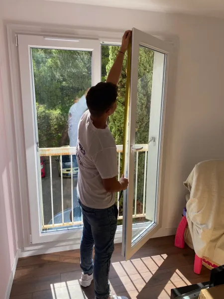 Pose de fenêtres en PVC et aluminium à Marseille résidence château Saint Jacques