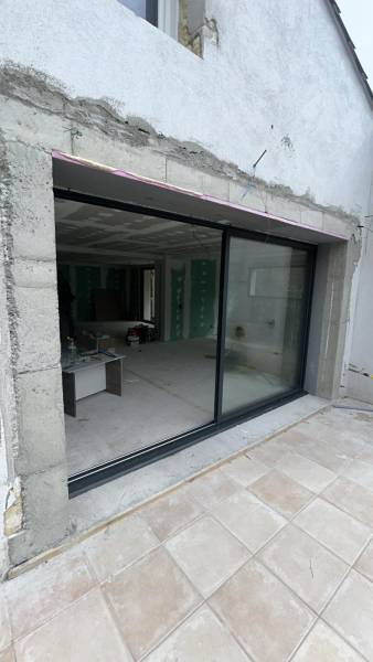 baie coulissant aluminium noir sablé