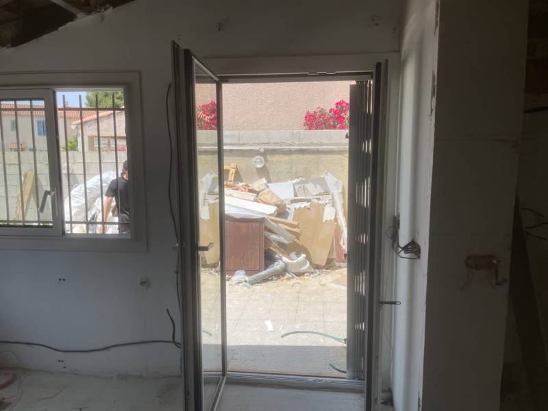 Fenêtre ouvrant à la française avec ouvrant caché