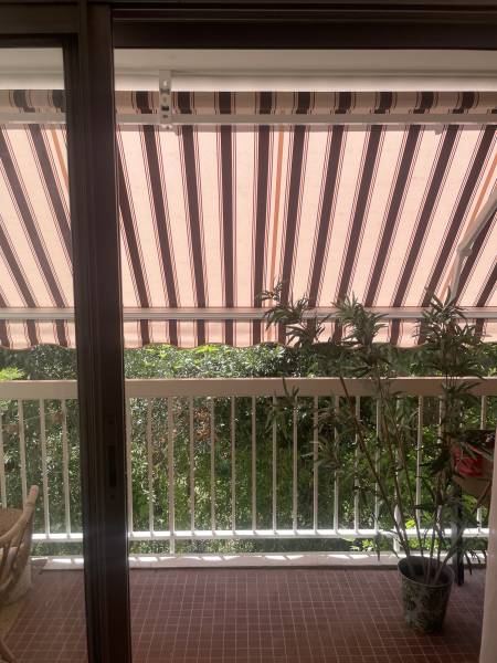 Un store à bras motorisé pour balcon à Marseille