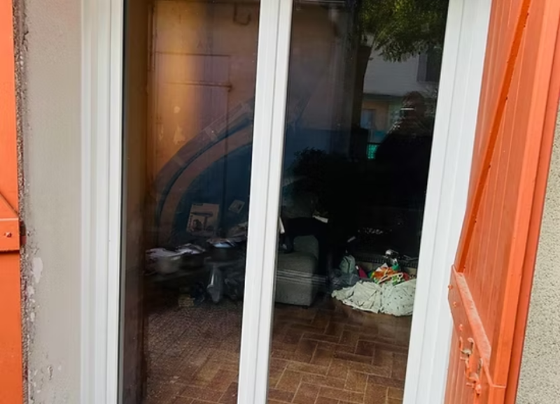 Nouvelle pose et installation de fenêtres en PVC à Marseille dans une maison en rénovation