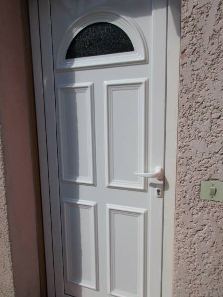 Installation d'une porte d'entrée alu blanc décoratif   à Marseille 13007