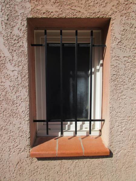 Installation d'une fenestron PVC blanc à Marseille 7eme