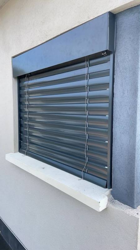 Installation d'un brise soleil orientable en aluminium, à Ventabren, près d'Aix en Provence