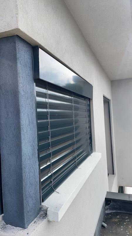 Installation d'un brise soleil orientable en aluminium, à Ventabren, près d'Aix en Provence