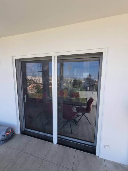 Nouvelle installation de moustiquaires coulissante/plissée dans une résidence à Marseille