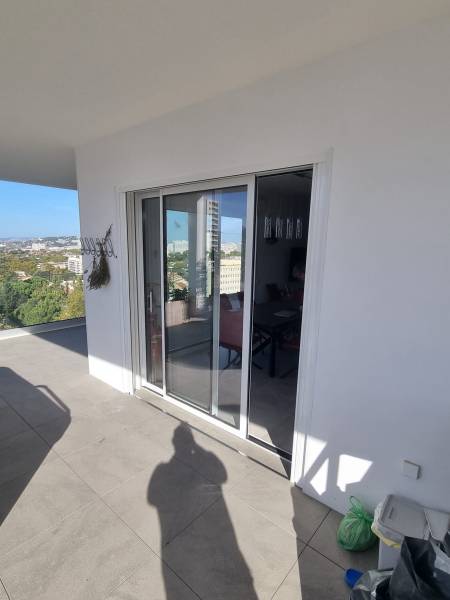 Nouvelle installation de moustiquaires coulissante/plissée dans une résidence à Marseille