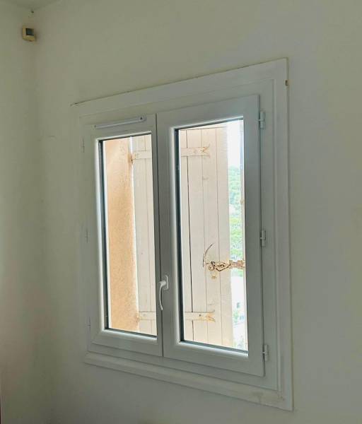 Remplacement fenêtre bois par fenêtre PVC avec pose à la françaisedans le 13012 à Marseille