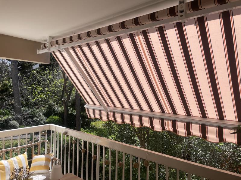 Store à bras modèle banne motorisé avec une télécommande Somfy