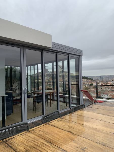 Pose d'une véranda sur un toit terrasse à Périer, dans le 8ème arrondissement de Marseille
